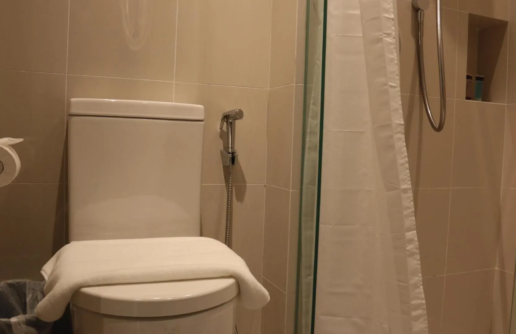 Aqueen Prestige Hotel Jalan Besar Singapore