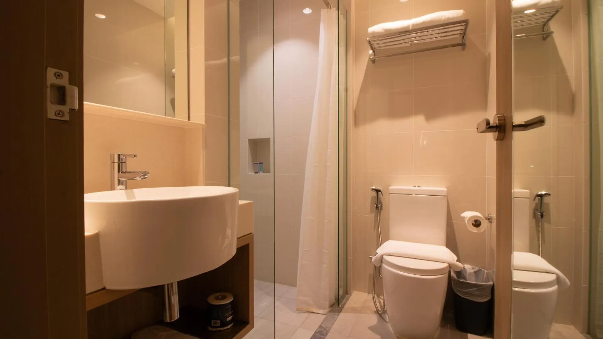 Aqueen Prestige Hotel Jalan Besar Singapore